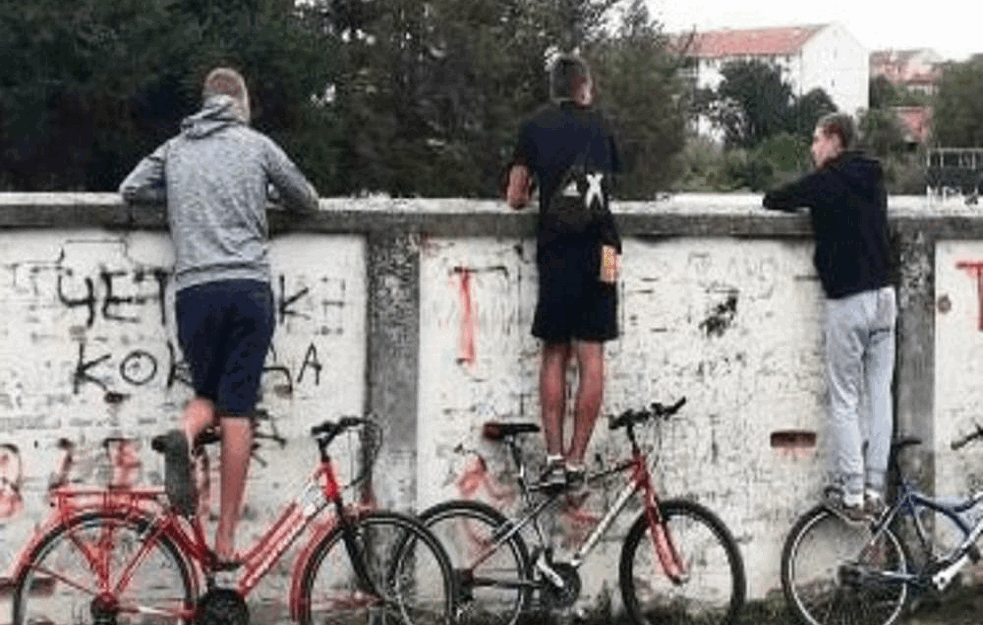 FUDBAL U DOBA KORONE: Ljubitelji sporta u SREMSKOJ MITROVICI su našli način da odgledaju utakmicu! (FOTO) 